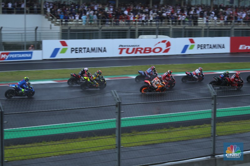 Miguel Oliveira dari Red Bull KTM Factory Racing di MOtoGP mandalika Miguel Oliveira dari Red Bull KTM Factory Racing beraksi dengan Jack Miller dari Ducati Lenovo dan Fabio Quartararo dari Monster Energy Yamaha MotoGP saat balapan MotoGP di Sirkuit Pertamina Mandalika, Lombok, NTB, Minggu (20/3/2022). (REUTERS/Willy Kurniawan)
