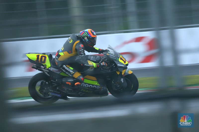 Miguel Oliveira dari Red Bull KTM Factory Racing beraksi dengan Jack Miller dari Ducati Lenovo dan Fabio Quartararo dari Monster Energy Yamaha MotoGP saat balapan MotoGP di Sirkuit Pertamina Mandalika, Lombok, NTB, Minggu (20/3/2022). (REUTERS/Willy Kurniawan)