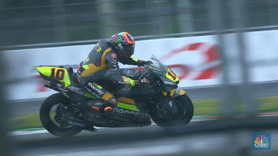 Miguel Oliveira dari Red Bull KTM Factory Racing beraksi dengan Jack Miller dari Ducati Lenovo dan Fabio Quartararo dari Monster Energy Yamaha MotoGP saat balapan MotoGP di Sirkuit Pertamina Mandalika, Lombok, NTB, Minggu (20/3/2022). (REUTERS/Willy Kurniawan)
