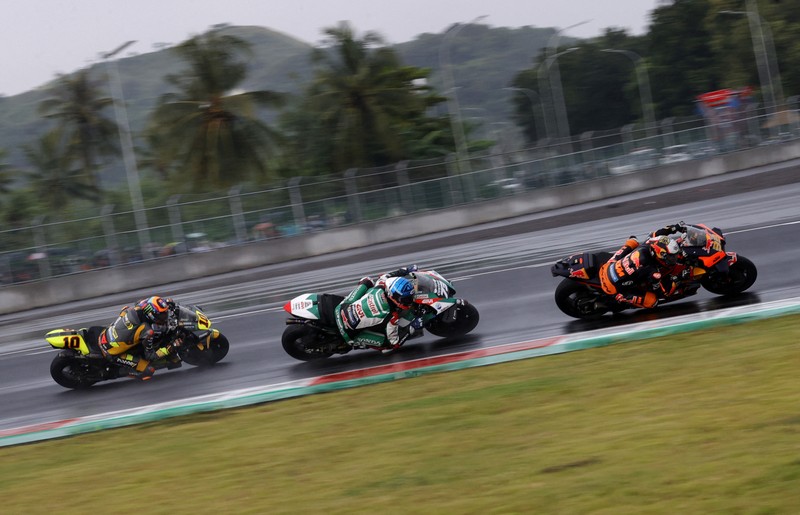 Miguel Oliveira dari Red Bull KTM Factory Racing di MOtoGP mandalika Miguel Oliveira dari Red Bull KTM Factory Racing beraksi dengan Jack Miller dari Ducati Lenovo dan Fabio Quartararo dari Monster Energy Yamaha MotoGP saat balapan MotoGP di Sirkuit Pertamina Mandalika, Lombok, NTB, Minggu (20/3/2022). (REUTERS/Willy Kurniawan)