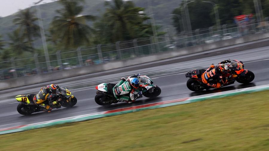 Luca Marini dari Mooney VR46 Racing Team, Alex Marquez dari LCR Honda dan Brad Binder dari Red Bull KTM Factory Racing beraksi saat balapan MotoGP di Pertamina Mandalika International Street Circuit, Mandalika, Lombok, Minggu (20/3/2022). (REUTERS/Willy Kurniawan)