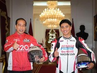 Ini Sosok Mario Aji, Si Pebalab Moto3 yang Start Baris Depan