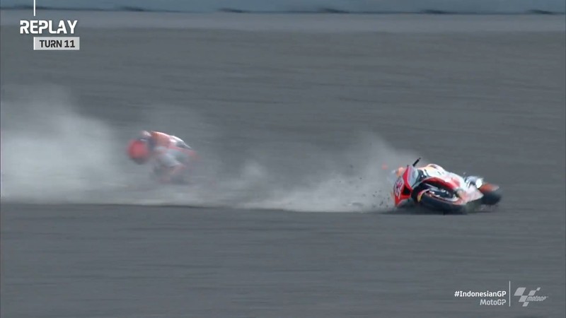 Momen pembalap Spanyol Marc Marquez crash saat sesi pemanasa MotoGP Mandalika di Pertamina Mandalika International Street Circuit, Minggu (20/3/2022). Momen pembalap Spanyol Marc Marquez crash saat sesi pemanasa MotoGP Mandalika di Pertamina Mandalika International Street Circuit, Minggu (20/3/2022). (Tangkapan Layar via Twitter @MotoGP)