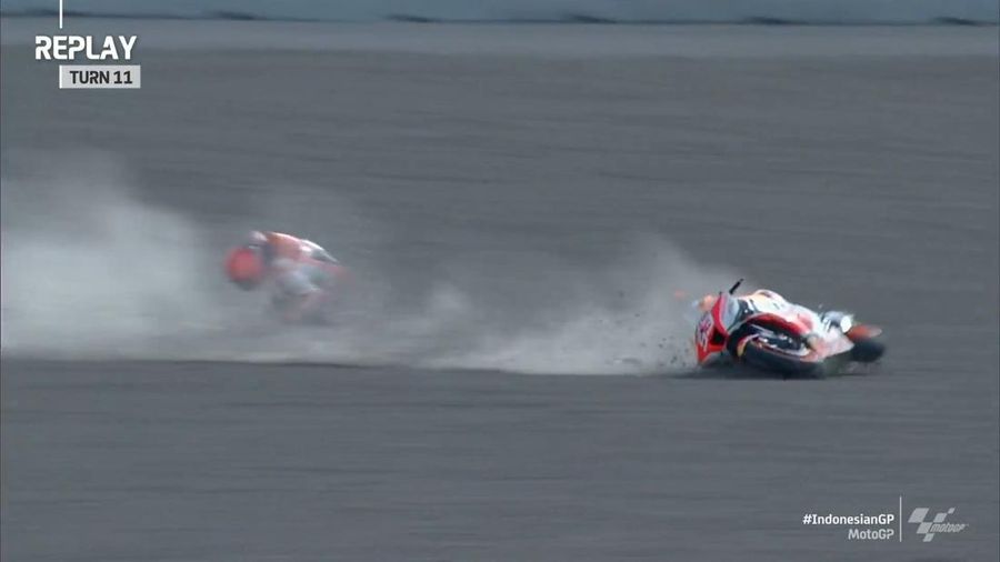 Momen pembalap Spanyol Marc Marquez crash saat sesi pemanasa MotoGP Mandalika di Pertamina Mandalika International Street Circuit, Minggu (20/3/2022). (Tangkapan Layar via Twitter @MotoGP)