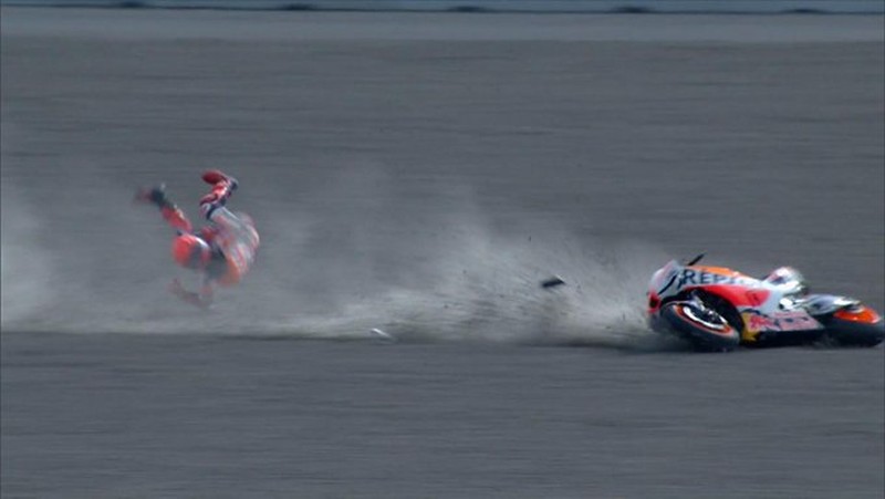 Momen pembalap Spanyol Marc Marquez crash saat sesi pemanasa MotoGP Mandalika di Pertamina Mandalika International Street Circuit, Minggu (20/3/2022). Momen pembalap Spanyol Marc Marquez crash saat sesi pemanasa MotoGP Mandalika di Pertamina Mandalika International Street Circuit, Minggu (20/3/2022). (Tangkapan Layar via Twitter @MotoGP)