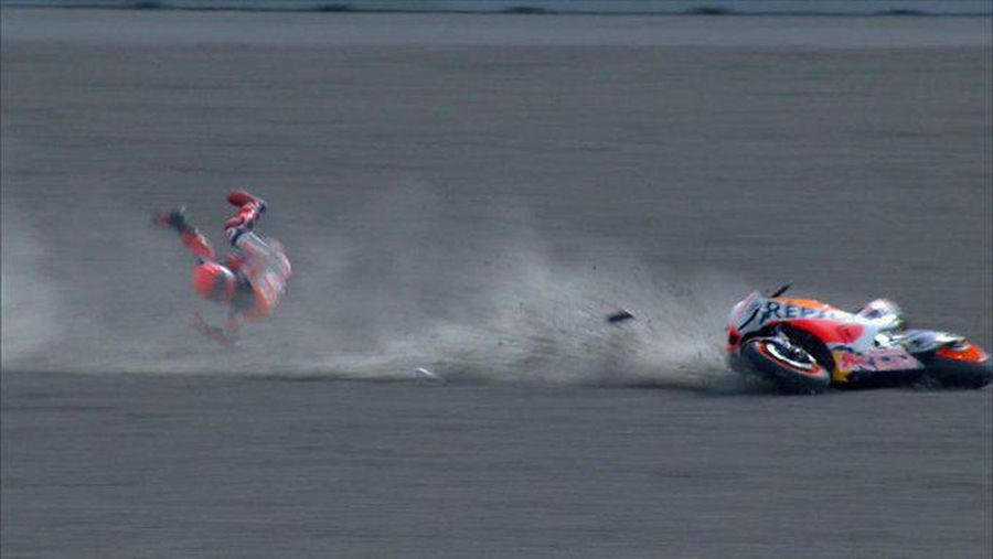 Momen pembalap Spanyol Marc Marquez crash saat sesi pemanasa MotoGP Mandalika di Pertamina Mandalika International Street Circuit, Minggu (20/3/2022). (Tangkapan Layar via Twitter @MotoGP)