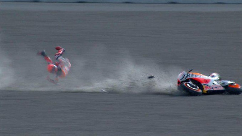 Momen pembalap Spanyol Marc Marquez crash saat sesi pemanasa MotoGP Mandalika di Pertamina Mandalika International Street Circuit, Minggu (20/3/2022). (Tangkapan Layar via Twitter @MotoGP)
