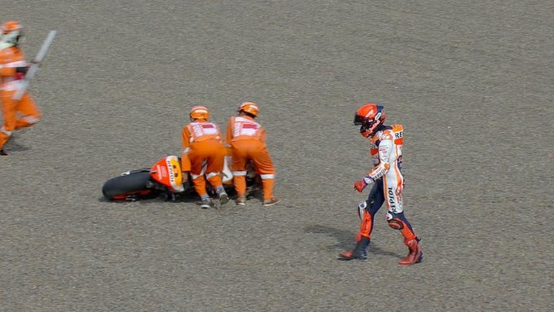Momen pembalap Spanyol Marc Marquez crash saat sesi pemanasa MotoGP Mandalika di Pertamina Mandalika International Street Circuit, Minggu (20/3/2022). Momen pembalap Spanyol Marc Marquez crash saat sesi pemanasa MotoGP Mandalika di Pertamina Mandalika International Street Circuit, Minggu (20/3/2022). (Tangkapan Layar via Twitter @MotoGP)