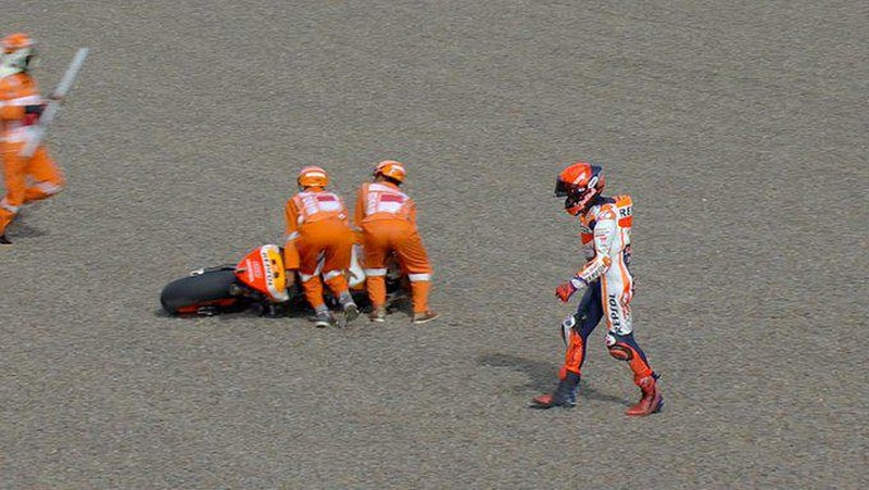 Momen pembalap Spanyol Marc Marquez crash saat sesi pemanasa MotoGP Mandalika di Pertamina Mandalika International Street Circuit, Minggu (20/3/2022). (Tangkapan Layar via Twitter @MotoGP)