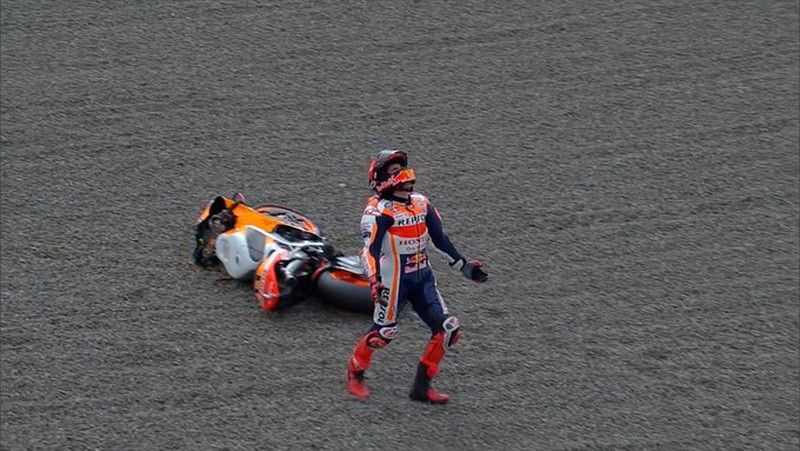 Momen pembalap Spanyol Marc Marquez crash saat sesi pemanasa MotoGP Mandalika di Pertamina Mandalika International Street Circuit, Minggu (20/3/2022). Momen pembalap Spanyol Marc Marquez crash saat sesi pemanasa MotoGP Mandalika di Pertamina Mandalika International Street Circuit, Minggu (20/3/2022). (Tangkapan Layar via Twitter @MotoGP)