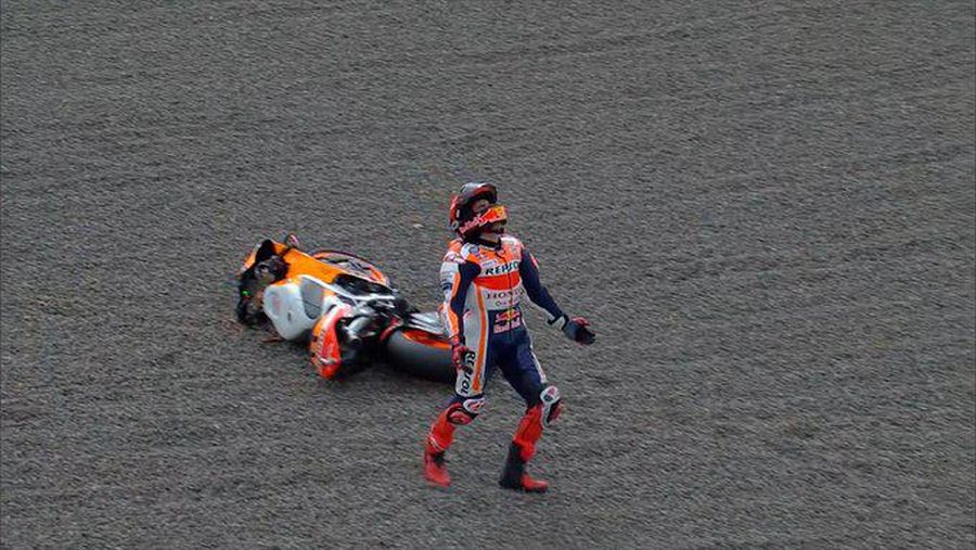 Momen pembalap Spanyol Marc Marquez crash saat sesi pemanasa MotoGP Mandalika di Pertamina Mandalika International Street Circuit, Minggu (20/3/2022). (Tangkapan Layar via Twitter @MotoGP)