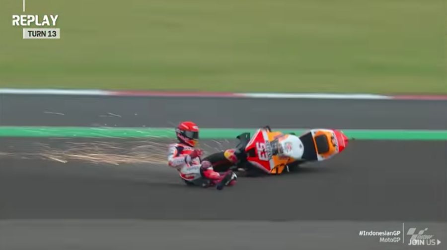 Momen pembalap Spanyol Marc Marquez crash saat sesi pemanasa MotoGP Mandalika di Pertamina Mandalika International Street Circuit, Minggu (20/3/2022). (Tangkapan Layar via Twitter @MotoGP)