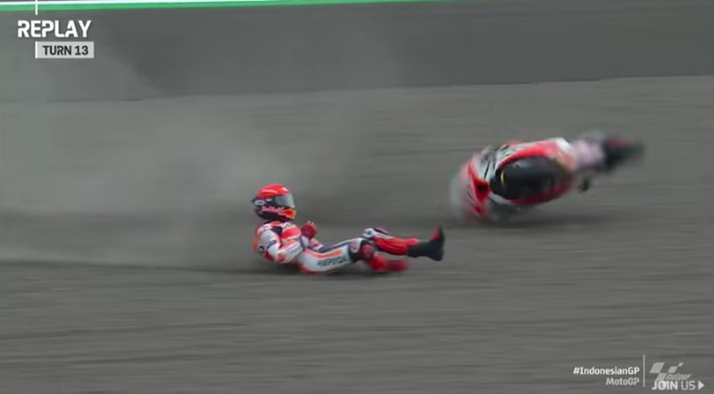 Momen pembalap Spanyol Marc Marquez crash saat sesi pemanasa MotoGP Mandalika di Pertamina Mandalika International Street Circuit, Minggu (20/3/2022). Momen pembalap Spanyol Marc Marquez crash saat sesi pemanasa MotoGP Mandalika di Pertamina Mandalika International Street Circuit, Minggu (20/3/2022). (Tangkapan Layar via Twitter @MotoGP)