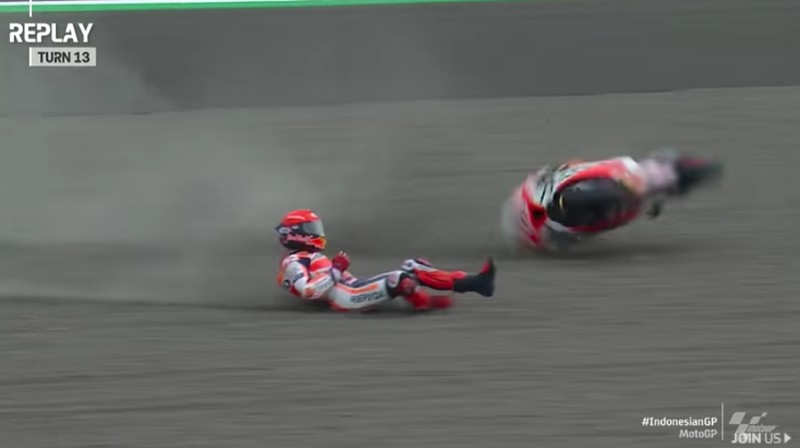 Momen pembalap Spanyol Marc Marquez crash saat sesi pemanasa MotoGP Mandalika di Pertamina Mandalika International Street Circuit, Minggu (20/3/2022). (Tangkapan Layar via Twitter @MotoGP)
