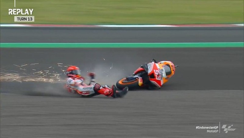 Momen pembalap Spanyol Marc Marquez crash saat sesi pemanasa MotoGP Mandalika di Pertamina Mandalika International Street Circuit, Minggu (20/3/2022). Momen pembalap Spanyol Marc Marquez crash saat sesi pemanasa MotoGP Mandalika di Pertamina Mandalika International Street Circuit, Minggu (20/3/2022). (Tangkapan Layar via Twitter @MotoGP)