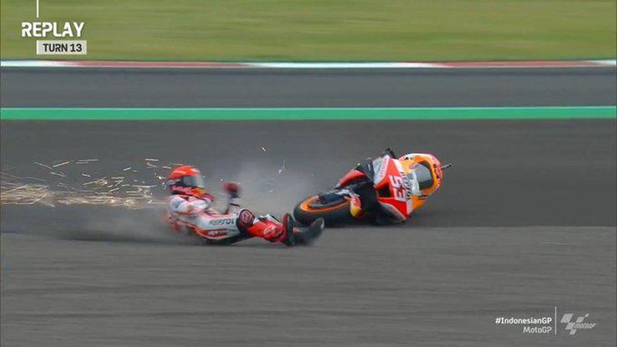 Momen pembalap Spanyol Marc Marquez crash saat sesi pemanasa MotoGP Mandalika di Pertamina Mandalika International Street Circuit, Minggu (20/3/2022). (Tangkapan Layar via Twitter @MotoGP)