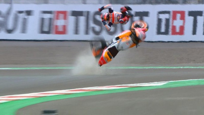 Momen pembalap Spanyol Marc Marquez crash saat sesi pemanasa MotoGP Mandalika di Pertamina Mandalika International Street Circuit, Minggu (20/3/2022). (Tangkapan Layar via Twitter @MotoGP)