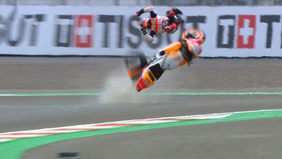 Momen pembalap Spanyol Marc Marquez crash saat sesi pemanasa MotoGP Mandalika di Pertamina Mandalika International Street Circuit, Minggu (20/3/2022). (Tangkapan Layar via Twitter @MotoGP)
