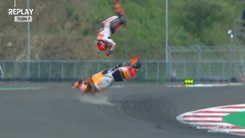 Momen pembalap Spanyol Marc Marquez crash saat sesi pemanasa MotoGP Mandalika di Pertamina Mandalika International Street Circuit, Minggu (20/3/2022). Momen pembalap Spanyol Marc Marquez crash saat sesi pemanasa MotoGP Mandalika di Pertamina Mandalika International Street Circuit, Minggu (20/3/2022). (Tangkapan Layar via Twitter @MotoGP)