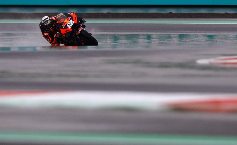 Momen pembalap Spanyol Marc Marquez crash saat sesi pemanasa MotoGP Mandalika di Pertamina Mandalika International Street Circuit, Minggu (20/3/2022). Momen pembalap Spanyol Marc Marquez crash saat sesi pemanasa MotoGP Mandalika di Pertamina Mandalika International Street Circuit, Minggu (20/3/2022). (Tangkapan Layar via Twitter @MotoGP)