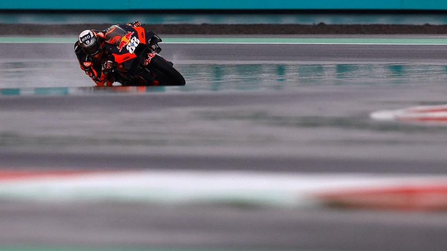 Pembalap Red Bull KTM Factory Racing Miguel Oliveira beraksi saat balapan MotoGP di Pertamina Mandalika International Street Circuit, Mandalika, Lombok, Minggu (20/3/2022). (REUTERS/Willy Kurniawan)