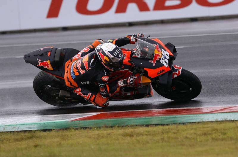 Miguel Oliveira dari Red Bull KTM Factory Racing beraksi dengan Jack Miller dari Ducati Lenovo dan Fabio Quartararo dari Monster Energy Yamaha MotoGP saat balapan MotoGP di Sirkuit Pertamina Mandalika, Lombok, NTB, Minggu (20/3/2022). (REUTERS/Willy Kurniawan)