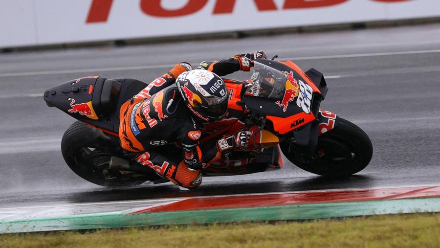 Miguel Oliveira dari Red Bull KTM Factory Racing beraksi dengan Jack Miller dari Ducati Lenovo dan Fabio Quartararo dari Monster Energy Yamaha MotoGP saat balapan MotoGP di Sirkuit Pertamina Mandalika, Lombok, NTB, Minggu (20/3/2022). (REUTERS/Willy Kurniawan)