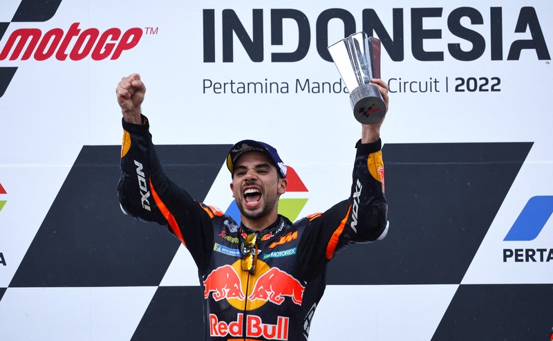 Miguel Oliveira dari Red Bull KTM Factory Racing beraksi dengan Jack Miller dari Ducati Lenovo dan Fabio Quartararo dari Monster Energy Yamaha MotoGP saat balapan MotoGP di Sirkuit Pertamina Mandalika, Lombok, NTB, Minggu (20/3/2022). (REUTERS/Willy Kurniawan)