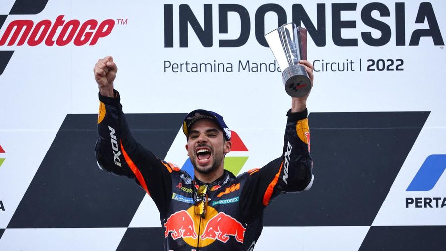 Miguel Oliveira dari Red Bull KTM Factory Racing beraksi dengan Jack Miller dari Ducati Lenovo dan Fabio Quartararo dari Monster Energy Yamaha MotoGP saat balapan MotoGP di Sirkuit Pertamina Mandalika, Lombok, NTB, Minggu (20/3/2022). (REUTERS/Willy Kurniawan)