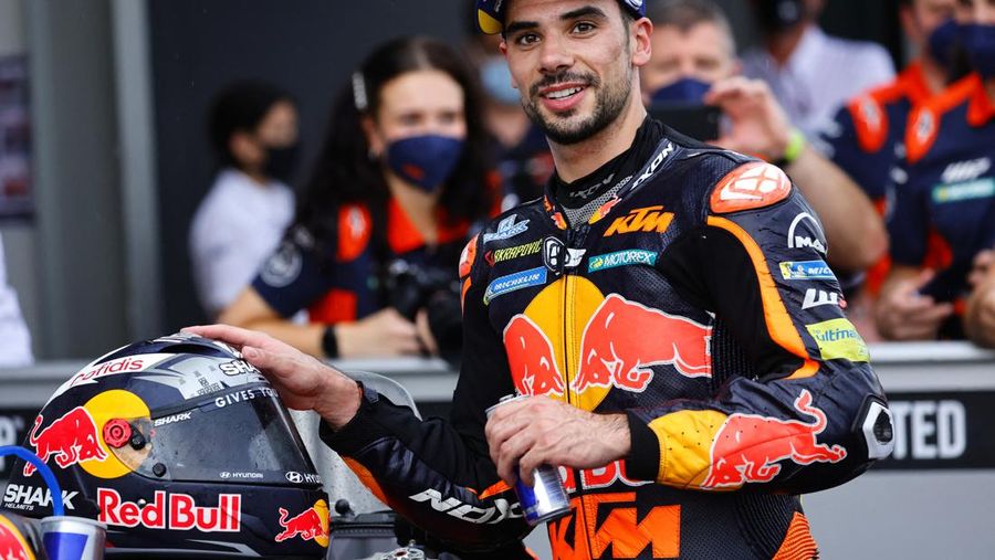Pembalap Red Bull KTM Factory Racing Miguel Oliveira merayakan kemenangannya saat memenangkan  balapan MotoGP di Sirkuit Pertamina Mandalika, Lombok, NTB, Minggu (20/3/2022). (REUTERS/Willy Kurniawan)