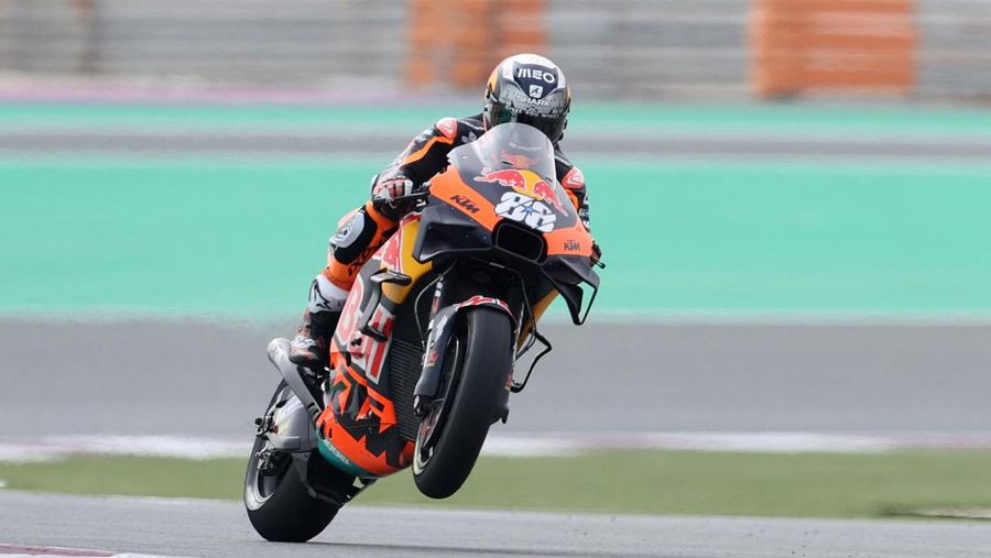 MotoGP - Qatar Grand Prix - Losail International Circuit, Lusail, Qatar - March 4, 2022 Red Bull KTM Factory Racing's Miguel Oliveira in action during practice REUTERS/Ibraheem Al Omari