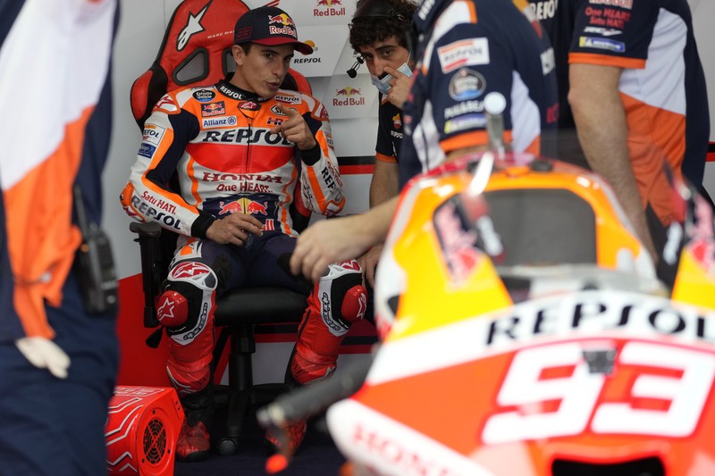 Momen pembalap Spanyol Marc Marquez crash saat sesi pemanasa MotoGP Mandalika di Pertamina Mandalika International Street Circuit, Minggu (20/3/2022). (Tangkapan Layar via Twitter @MotoGP)