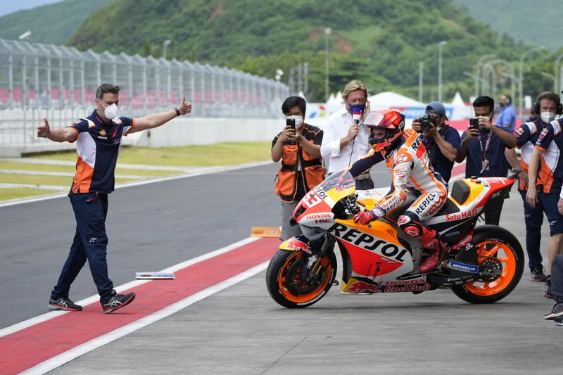 Momen pembalap Spanyol Marc Marquez crash saat sesi pemanasa MotoGP Mandalika di Pertamina Mandalika International Street Circuit, Minggu (20/3/2022). Momen pembalap Spanyol Marc Marquez crash saat sesi pemanasa MotoGP Mandalika di Pertamina Mandalika International Street Circuit, Minggu (20/3/2022). (Tangkapan Layar via Twitter @MotoGP)