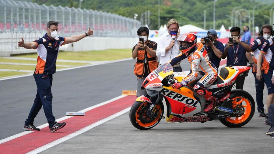 Momen pembalap Spanyol Marc Marquez crash saat sesi pemanasa MotoGP Mandalika di Pertamina Mandalika International Street Circuit, Minggu (20/3/2022). (Tangkapan Layar via Twitter @MotoGP)