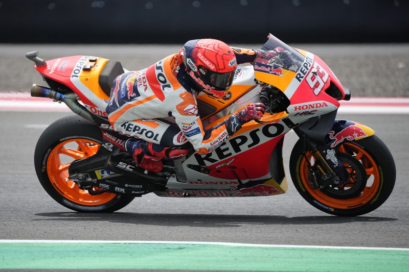 Momen pembalap Spanyol Marc Marquez crash saat sesi pemanasa MotoGP Mandalika di Pertamina Mandalika International Street Circuit, Minggu (20/3/2022). Momen pembalap Spanyol Marc Marquez crash saat sesi pemanasa MotoGP Mandalika di Pertamina Mandalika International Street Circuit, Minggu (20/3/2022). (Tangkapan Layar via Twitter @MotoGP)