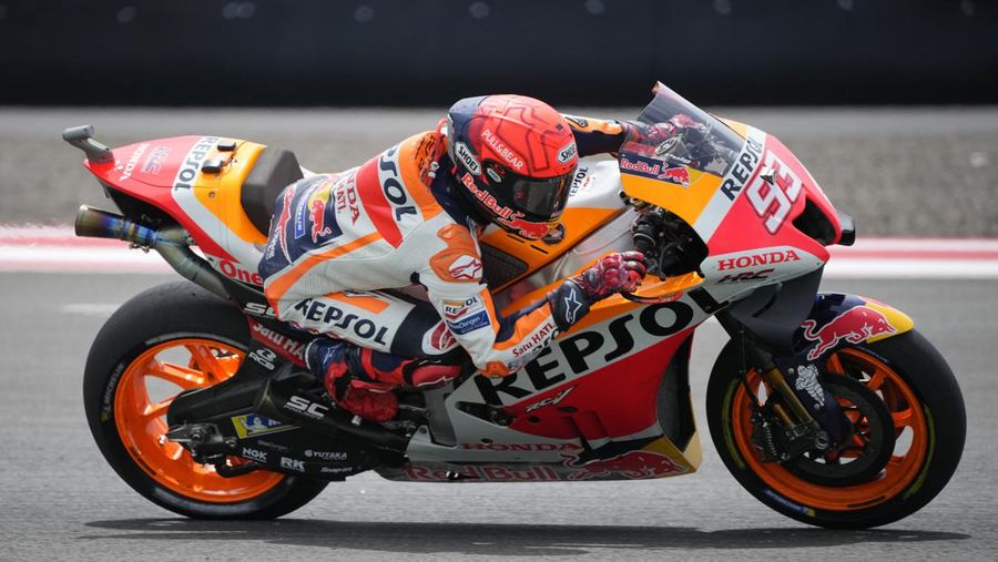 Pembalap Spanyol Marc Marquez dari Tim Repsol Honda mengendarai sepeda motornya saat melakukan pemanasan di ajang balap motor Grand Prix Pertamina Indonesia di Sirkuit Pertamina Mandalika di Mandalika, Pulau Lombok, Indonesia, Minggu, (20/3/2022). (AP Photo/Achmad Ibrahim)