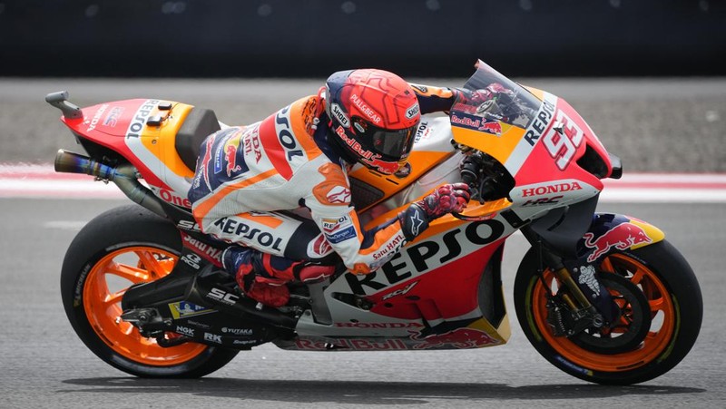 Momen pembalap Spanyol Marc Marquez crash saat sesi pemanasa MotoGP Mandalika di Pertamina Mandalika International Street Circuit, Minggu (20/3/2022). (Tangkapan Layar via Twitter @MotoGP)