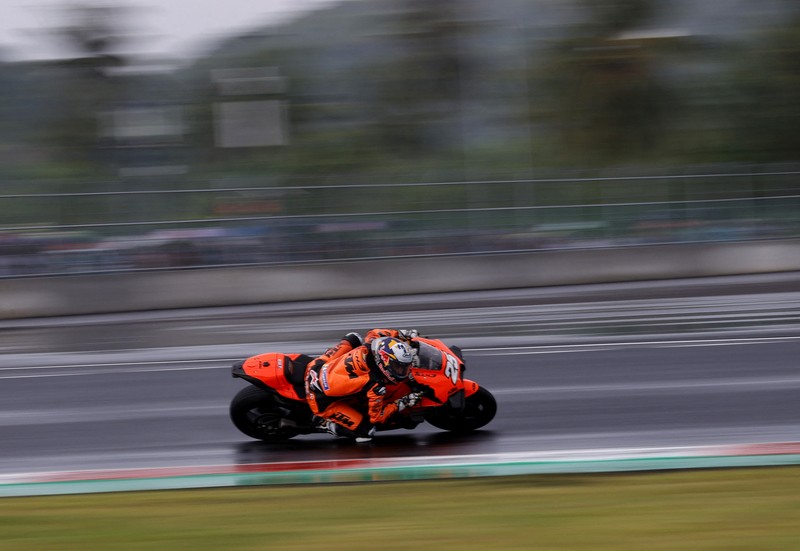 Miguel Oliveira dari Red Bull KTM Factory Racing di MOtoGP mandalika Miguel Oliveira dari Red Bull KTM Factory Racing beraksi dengan Jack Miller dari Ducati Lenovo dan Fabio Quartararo dari Monster Energy Yamaha MotoGP saat balapan MotoGP di Sirkuit Pertamina Mandalika, Lombok, NTB, Minggu (20/3/2022). (REUTERS/Willy Kurniawan)
