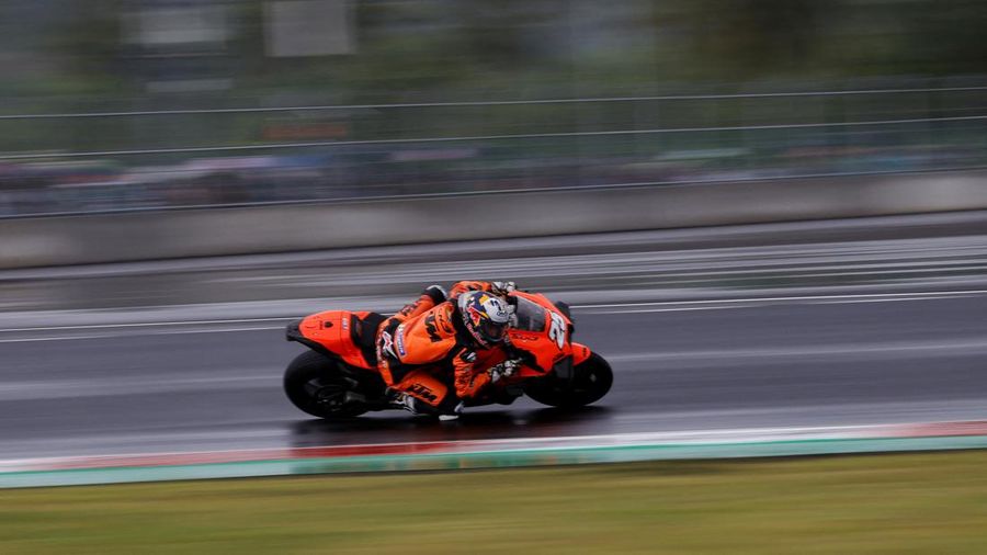 Miguel Oliveira dari Red Bull KTM Factory Racing beraksi dengan Jack Miller dari Ducati Lenovo dan Fabio Quartararo dari Monster Energy Yamaha MotoGP saat balapan MotoGP di Sirkuit Pertamina Mandalika, Lombok, NTB, Minggu (20/3/2022). (REUTERS/Willy Kurniawan)