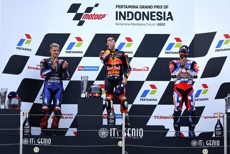 Miguel Oliveira dari Red Bull KTM Factory Racing di MOtoGP mandalika Miguel Oliveira dari Red Bull KTM Factory Racing beraksi dengan Jack Miller dari Ducati Lenovo dan Fabio Quartararo dari Monster Energy Yamaha MotoGP saat balapan MotoGP di Sirkuit Pertamina Mandalika, Lombok, NTB, Minggu (20/3/2022). (REUTERS/Willy Kurniawan)