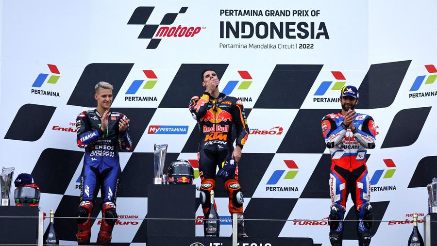 Miguel Oliveira dari Red Bull KTM Factory Racing beraksi dengan Jack Miller dari Ducati Lenovo dan Fabio Quartararo dari Monster Energy Yamaha MotoGP saat balapan MotoGP di Sirkuit Pertamina Mandalika, Lombok, NTB, Minggu (20/3/2022). (REUTERS/Willy Kurniawan)