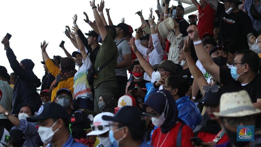 Penonton MotoGP di Pertamina Mandalika International Street Circuit, Mandalika, Lombok, Minggu (20/3/2022). (CNBC Indonesia/ Tri Susilo)