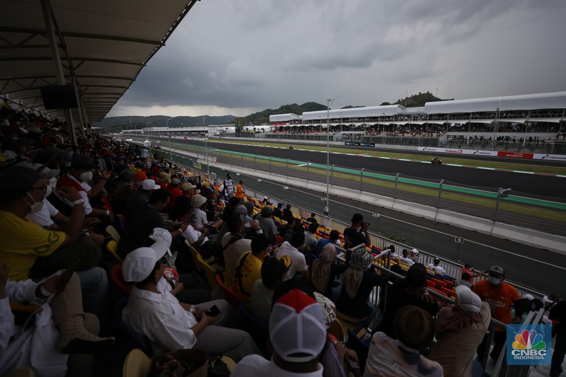 Penonton MotoGP di Pertamina Mandalika International Street Circuit, Minggu (20/3/2022). (CNBC Indonesia/ Tri Susilo)