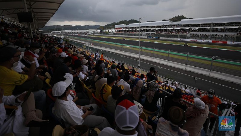 Penonton MotoGP di Pertamina Mandalika International Street Circuit, Minggu (20/3/2022). (CNBC Indonesia/ Tri Susilo)