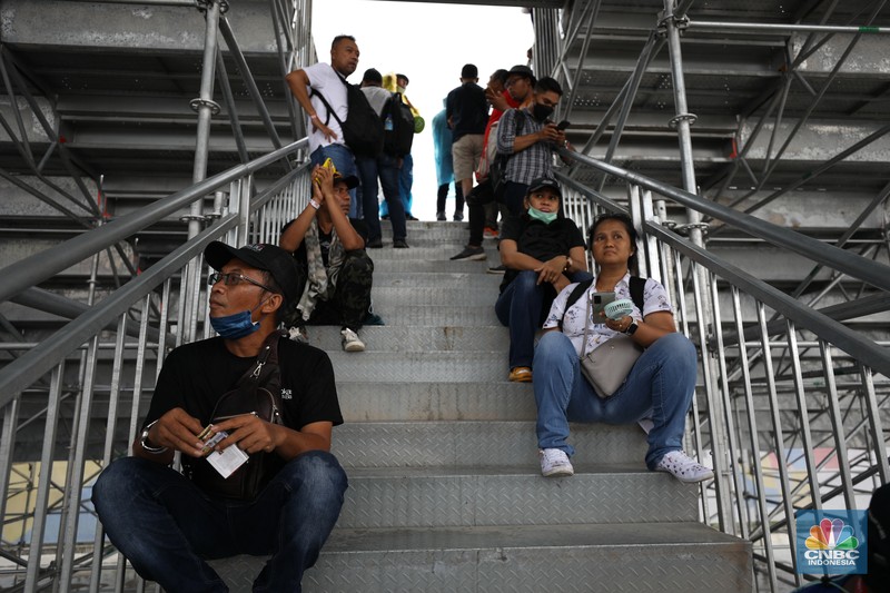 Penonton MotoGP di Pertamina Mandalika International Street Circuit, Minggu (20/3/2022). Penonton MotoGP di Pertamina Mandalika International Street Circuit, Minggu (20/3/2022). (CNBC Indonesia/ Tri Susilo)