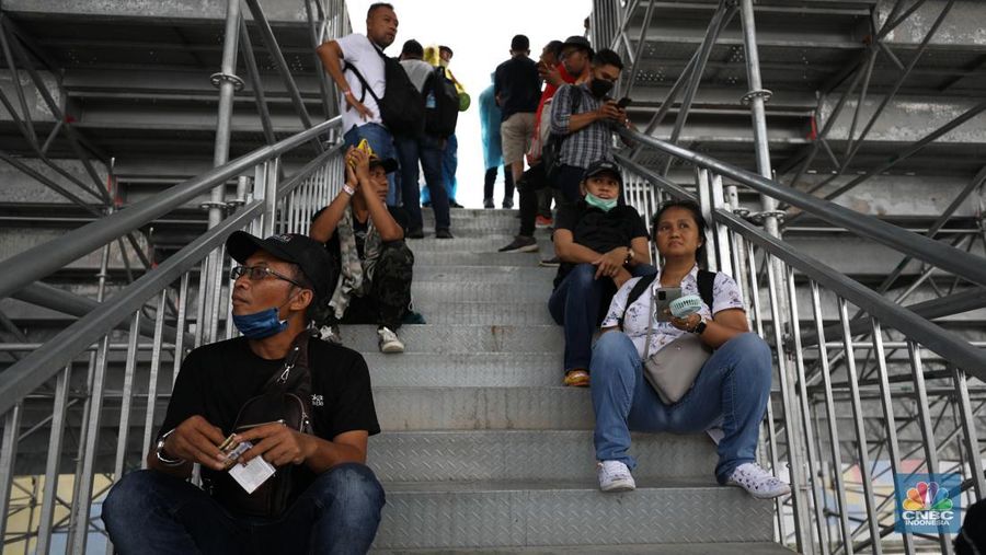 Penonton MotoGP di Pertamina Mandalika International Street Circuit, Minggu (20/3/2022). (CNBC Indonesia/ Tri Susilo)