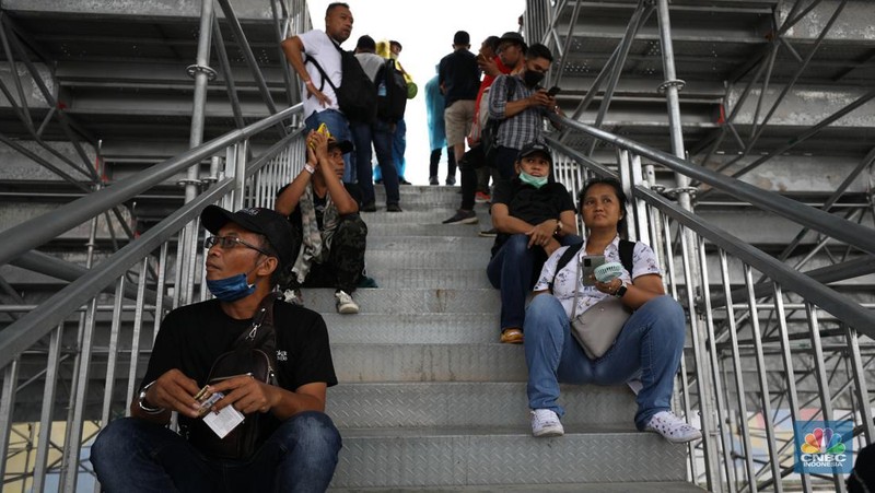 Penonton MotoGP di Pertamina Mandalika International Street Circuit, Minggu (20/3/2022). (CNBC Indonesia/ Tri Susilo)