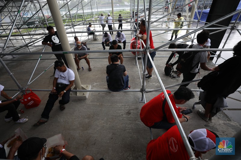 Penonton MotoGP di Pertamina Mandalika International Street Circuit, Minggu (20/3/2022). Penonton MotoGP di Pertamina Mandalika International Street Circuit, Minggu (20/3/2022). (CNBC Indonesia/ Tri Susilo)