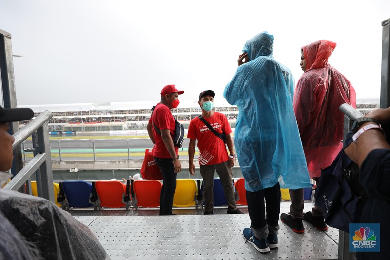 Penonton MotoGP di Pertamina Mandalika International Street Circuit, Minggu (20/3/2022). Penonton MotoGP di Pertamina Mandalika International Street Circuit, Minggu (20/3/2022). (CNBC Indonesia/ Tri Susilo)