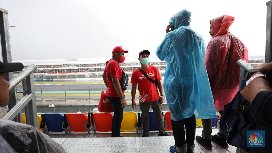 Penonton MotoGP di Pertamina Mandalika International Street Circuit, Minggu (20/3/2022). (CNBC Indonesia/ Tri Susilo)